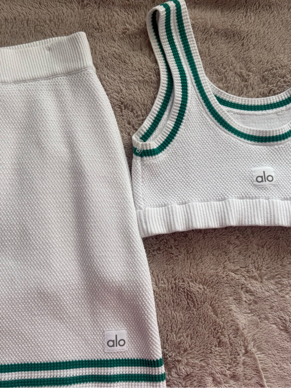 ALO Yoga White Mini Skirt & Sports Bra with Green Trim - Picture 2 of 5